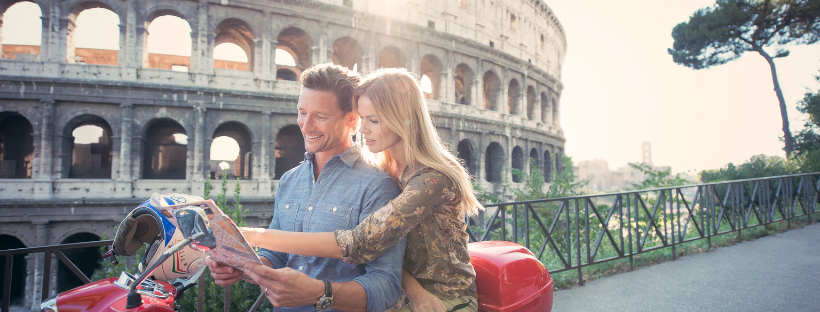 couple en scooter devant le Colis&eacute;e